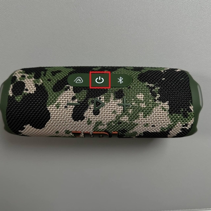 Aan/uit-knop op JBL Flip 7-speaker
