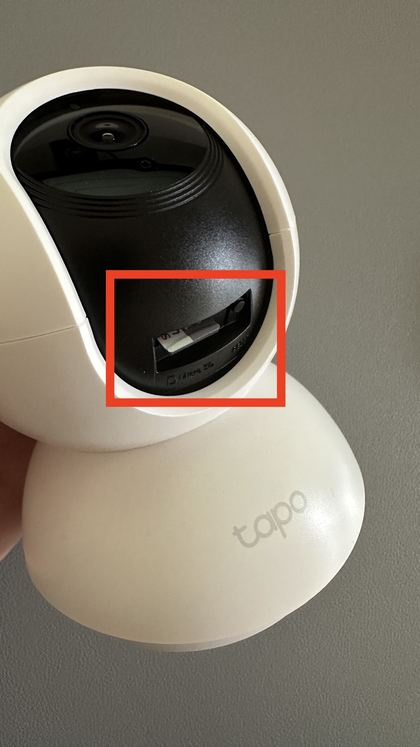 Een Micro SD-kaart in de TP-Link Tapo C200-camera plaatsen