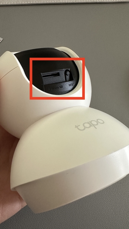 De Micro SD-kaartsleuf op de TP-Link Tapo C200-camera lokaliseren