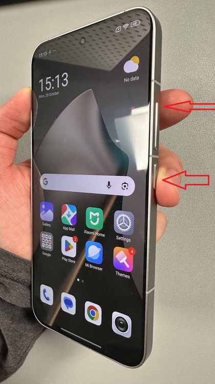 De aan/uit-knop en volumeknop omhoog ingedrukt houden op een Xiaomi 15T