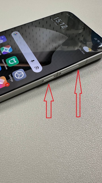 Afbeelding die de aan/uit-knop en volumeknoppen op een Xiaomi 15T laat zien