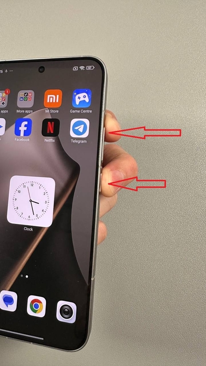 Vingers drukken op knoppen op Xiaomi 15T Pro