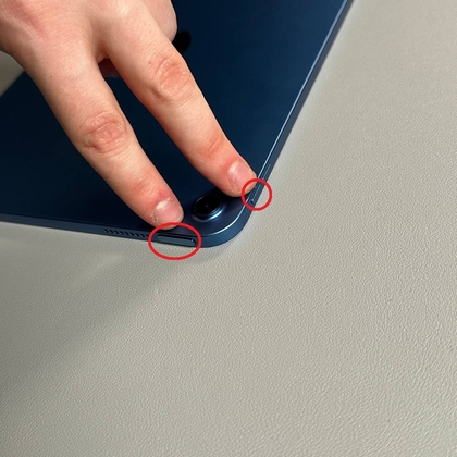 Volume-omhoog- en aan/uit-knoppen indrukken
