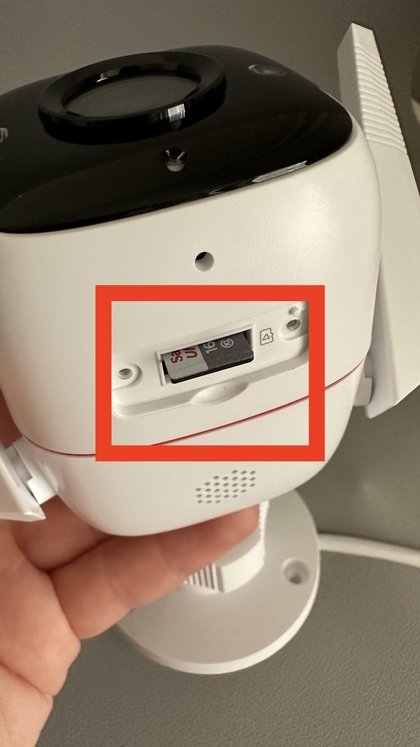 Micro SD-kaart wordt in de Tapo Link C310-sleuf geplaatst