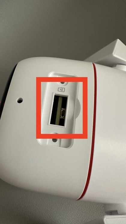 Resetknop in de Tapo C310 na het openen van de gleuf