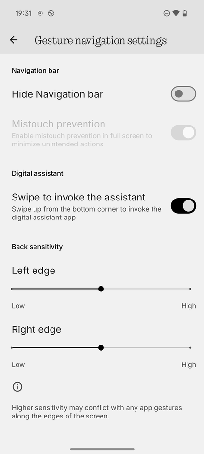 Nothing Phone (3) Scherm met gesture navigation-instellingen met opties zoals teruggevoeligheid en Swipe om de assistent op te roepen.