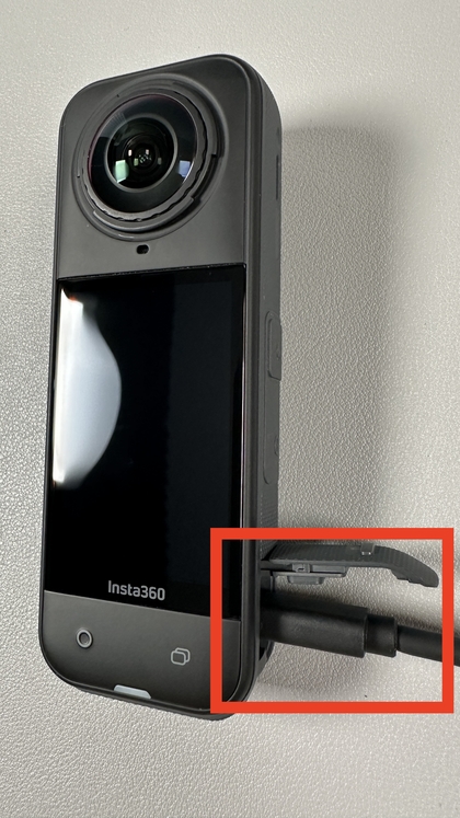 De oplader in de INSTA360 X5 steken