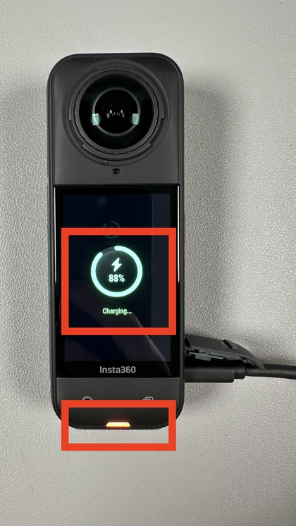 Controleren of de INSTA360 X5 aan het opladen is