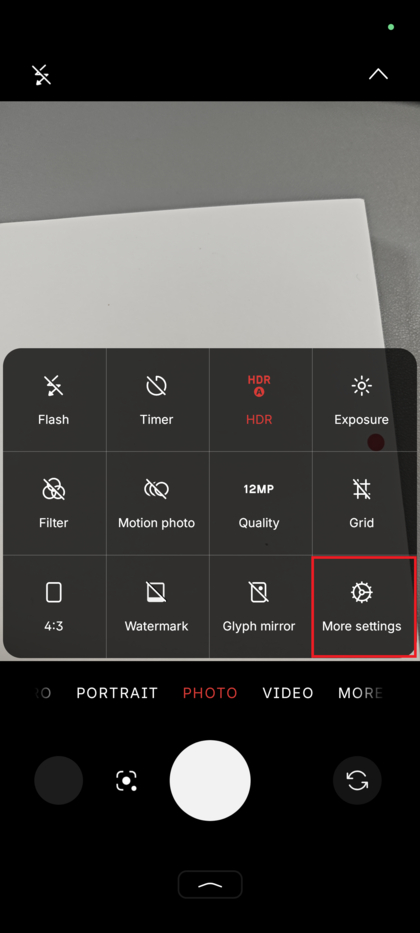 Het pop-upmenu met camera-instellingen met de optie 'Meer instellingen' gemarkeerd.