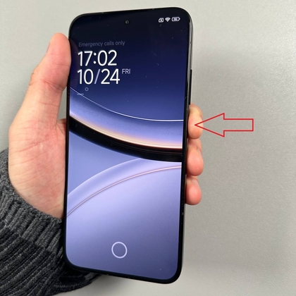 De aan/uit-knop indrukken op de POCO F7