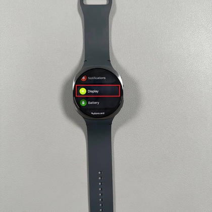 Instellingenmenu op Samsung Galaxy Watch 8 met weergaveopties