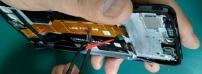 Verwijder het schuim aan de zijkant en onderkant van het batterijcompartiment