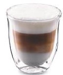 Een enkele espressoshot overgoten met gelijke delen gestoomde en geschuimde melk (in een verhouding van 1:1:1) geserveerd in een kopje van 4 tot 6 ounce.