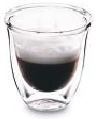 Een enkele of dubbele espresso overgoten met een klodder verwarmde melk en geserveerd in een traditioneel espressokopje.