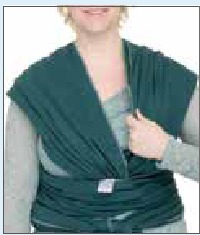 baby in draagdoek, stap 1