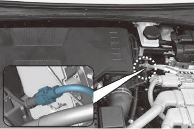 De 12V-hulpaccu loskoppelen - Stap 1