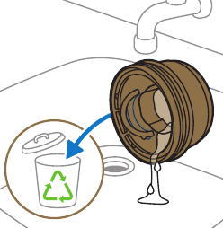 Resterende vloeistof in een afvoerput gieten en cartridge recyclen