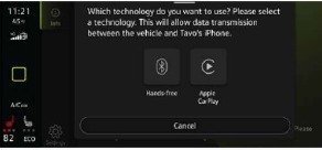 Afbeelding van een telefoon die draadloos verbinding maakt met Apple CarPlay