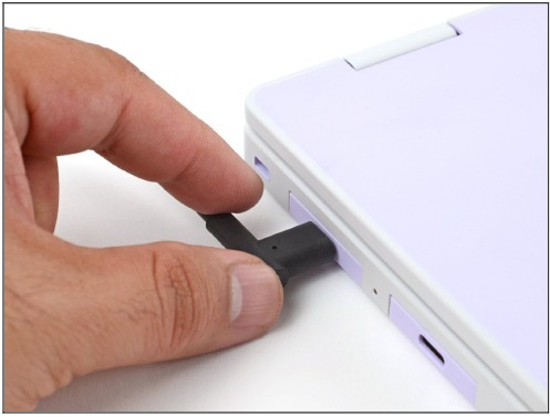 Sluit de laptop aan