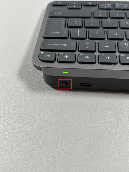 Logitech MX Keys Mini Keyboard ingeschakeld, met LED-indicator aan