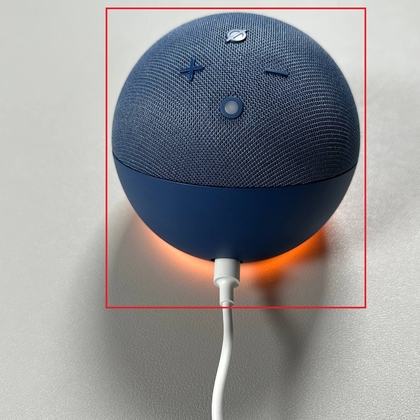 Echo Dot met oranje licht dat de installatiemodus aangeeft