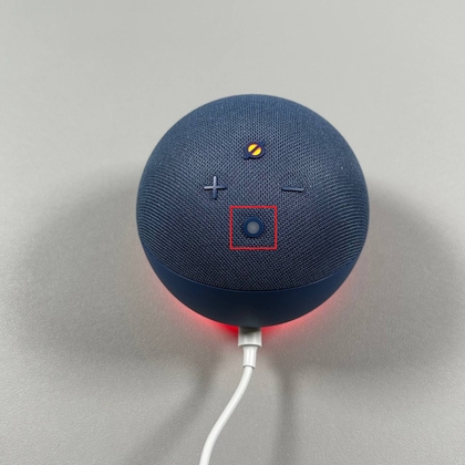 De actieknop op Echo Dot 5e generatie lokaliseren
