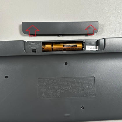 Batterijklepje wordt van het toetsenbord verwijderd