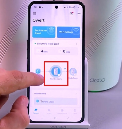 Screenshot die laat zien waar u in de Deco-app moet tikken om toegang te krijgen tot de systeeminstellingen