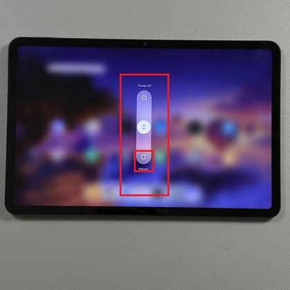 Gebruiker houdt de aan/uit-knop ingedrukt op Xiaomi Pad 6