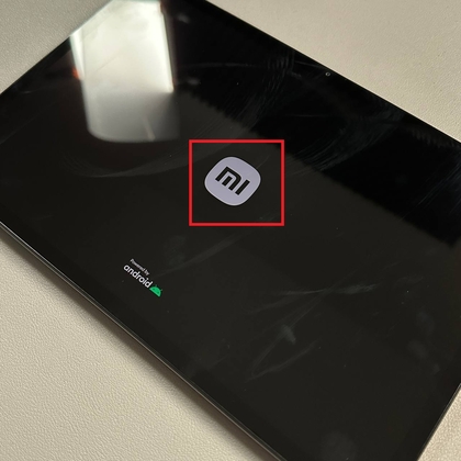 Xiaomi- en Android-logo op het scherm tijdens het opstarten