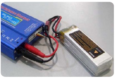 Als u de batterij niet aansluit zoals in dit diagram wordt weergegeven, zal de lader beschadigd raken