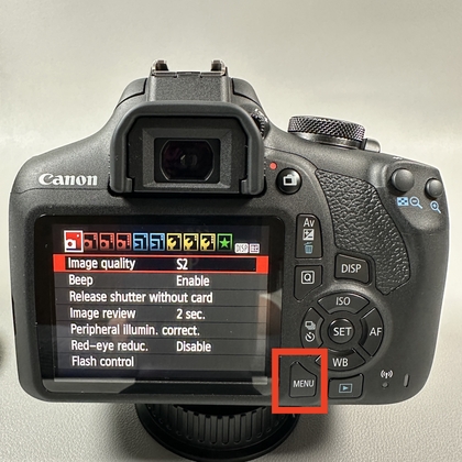Menuknop indrukken op Canon EOS 2000D
