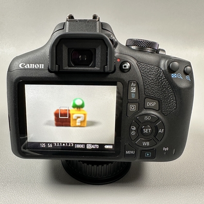 Op de ontspanknop drukken om een foto te maken met Canon EOS 2000D