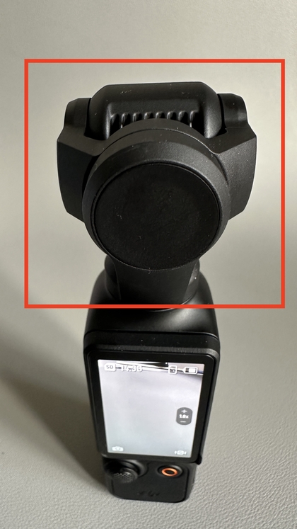 De aan/uit-knop ingedrukt houden op de Osmo Pocket 3