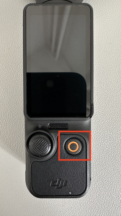 Locatie van de aan/uit-knop op de Osmo Pocket 3