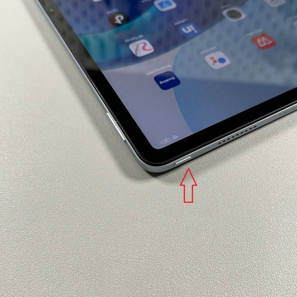 De aan/uit-knop indrukken op de Xiaomi Redmi Pad Pro