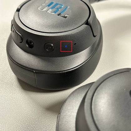 JBL-hoofdtelefoon in koppelmodus met blauw knipperend licht