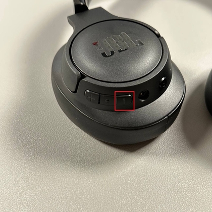 Volume omlaag-knop op JBL Tune 720BT
