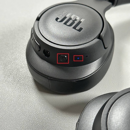 Aan/uit-knop op JBL Tune 720BT-hoofdtelefoon