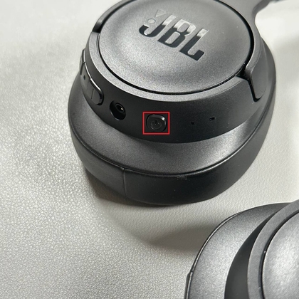 Aan/uit-knop waarmee JBL Tune 720BT-hoofdtelefoon wordt uitgeschakeld