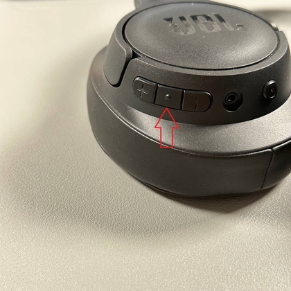 Knop voor afspelen en pauzeren van muziek op JBL Tune 720BT
