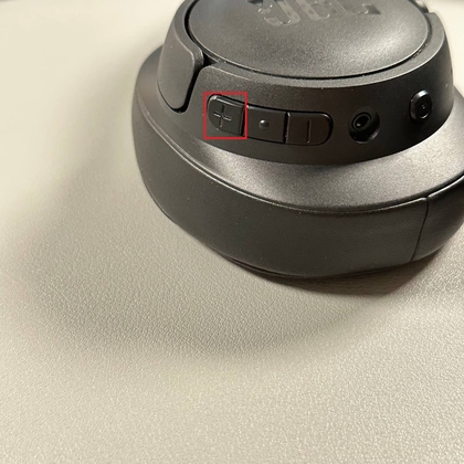 Knop volume hoger op JBL Tune 720BT