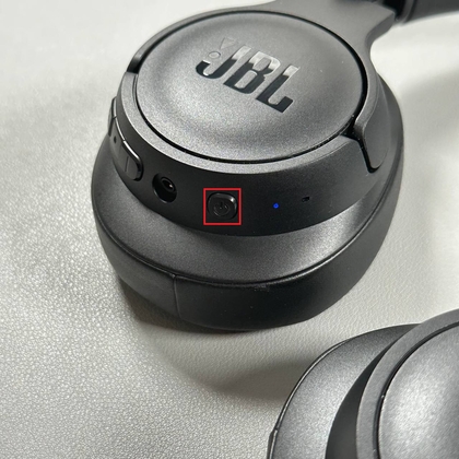 Aan/uit-knop op JBL Tune 720BT-hoofdtelefoon