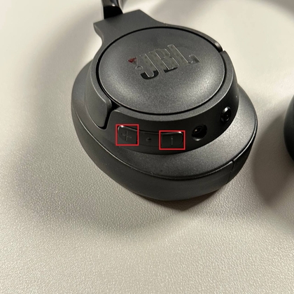 Volumeknoppen op JBL Tune 720BT voor harde reset