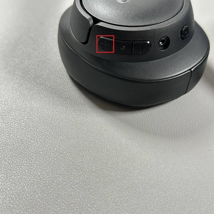 De plusknop op de JBL Tune 720BT indrukken