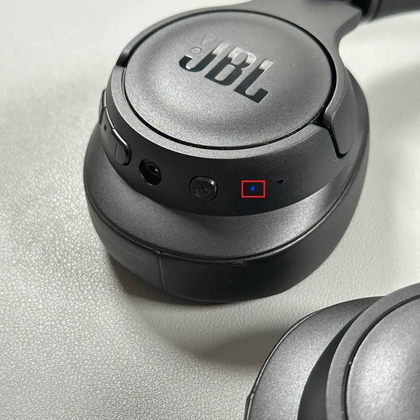 JBL Tune 720BT in de koppelmodus, aangegeven door een blauw knipperend lampje