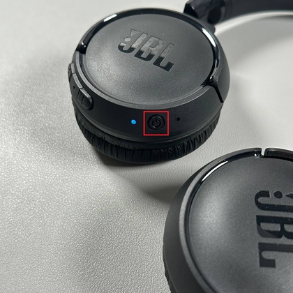 JBL Tune 520BT aan/uit-knop
