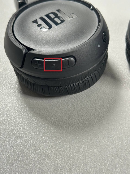 Multifunctionele knop op JBL Tune 520BT-hoofdtelefoon