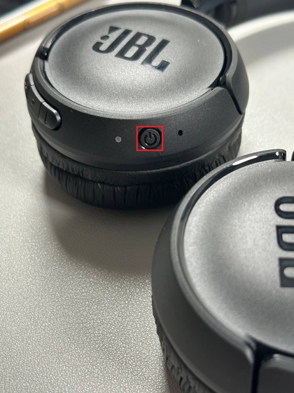 Aan/uit-knop op JBL Tune 520BT-hoofdtelefoon