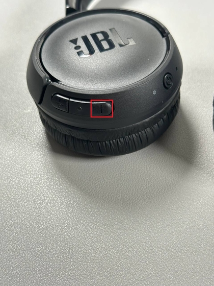 Volume omlaag-knop op JBL Tune 520BT-hoofdtelefoon